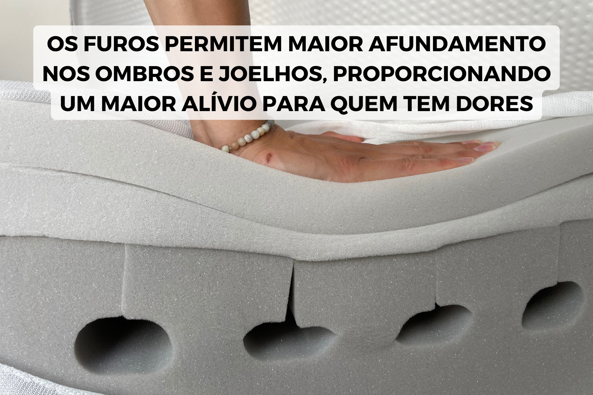 imagem das espumas do colchão emma original classic afundando conforme alguem pressiona com a mão